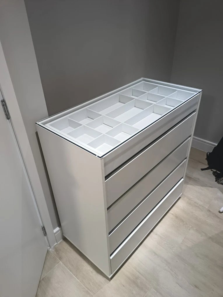 Estante Premium - Montagem completa de guarda-roupas com portas de correr, prateleiras internas e sistema de organização profissional