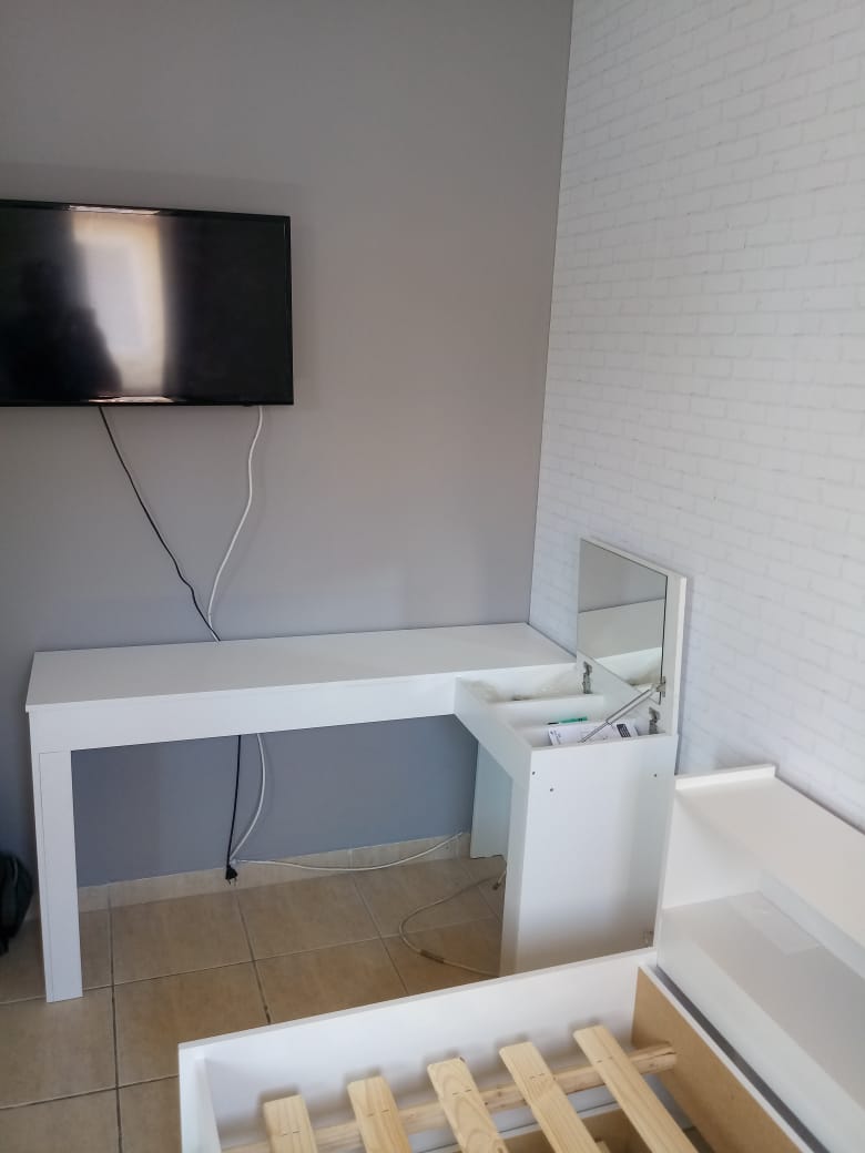 Escrivaninha de Canto - Instalação profissional de armários superiores e inferiores com alinhamento perfeito