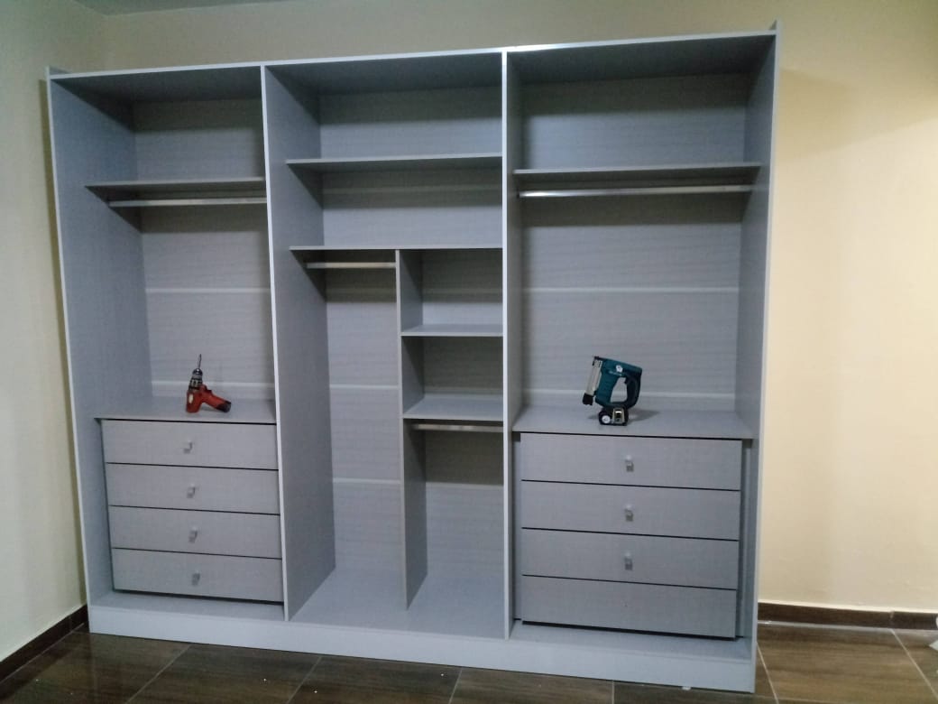 Guarda-Roupa - Montagem completa de guarda-roupas com sistema de portas deslizantes e organização interna