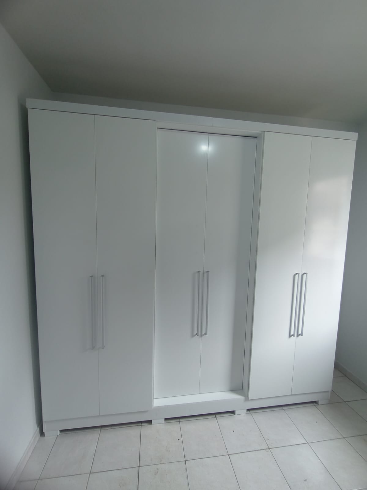 Guarda-Roupa - Conjunto completo de móveis de quarto incluindo cama, cabeceira e criados-mudos