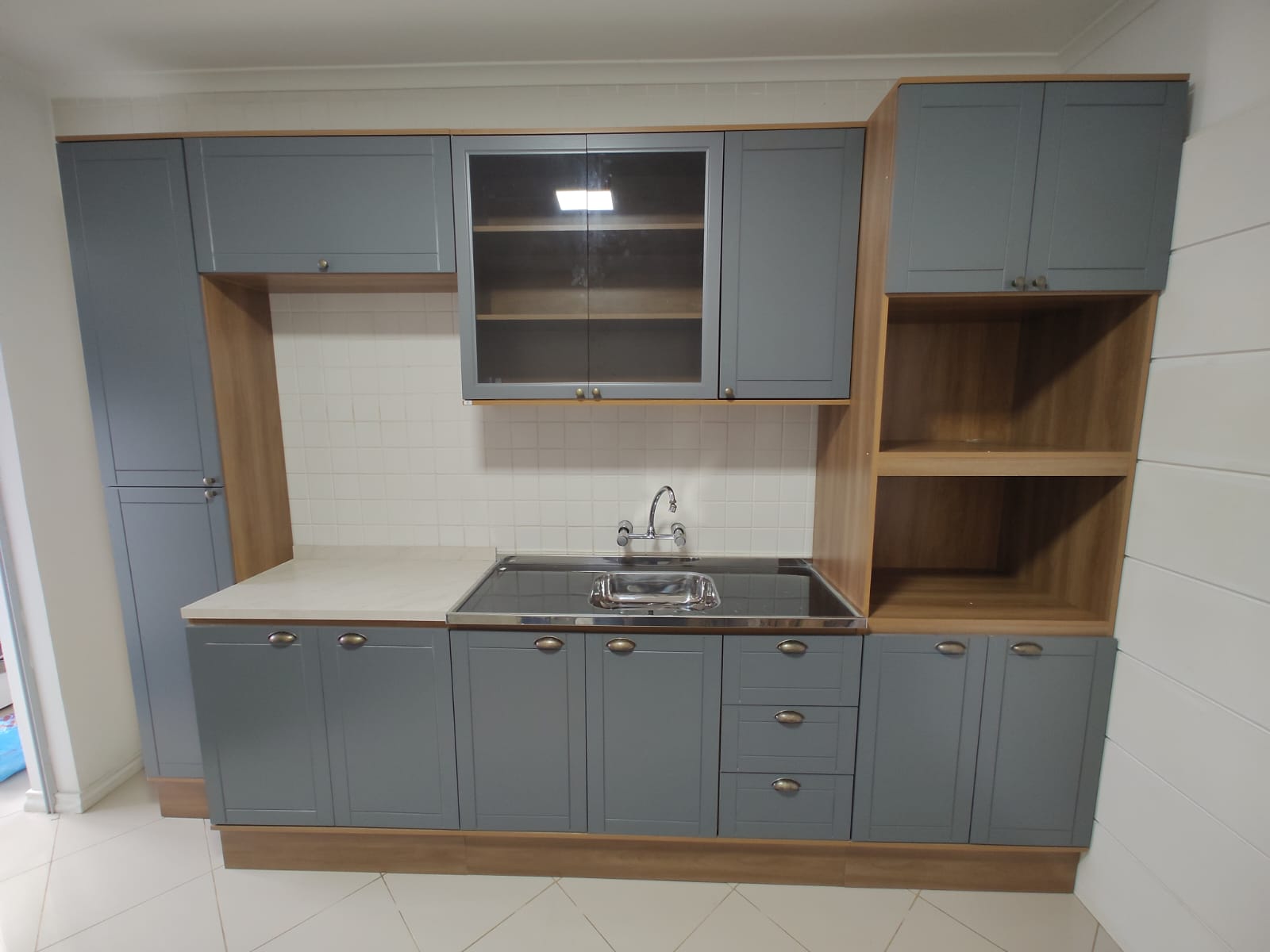 Armário de cozinha retrô - Montagem completa de móveis com acabamento profissional