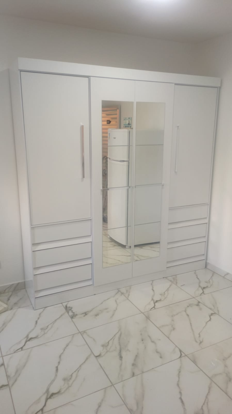 Guarda-Roupa com Espelhos - Montagem completa de cozinha com armários superiores e inferiores organizados