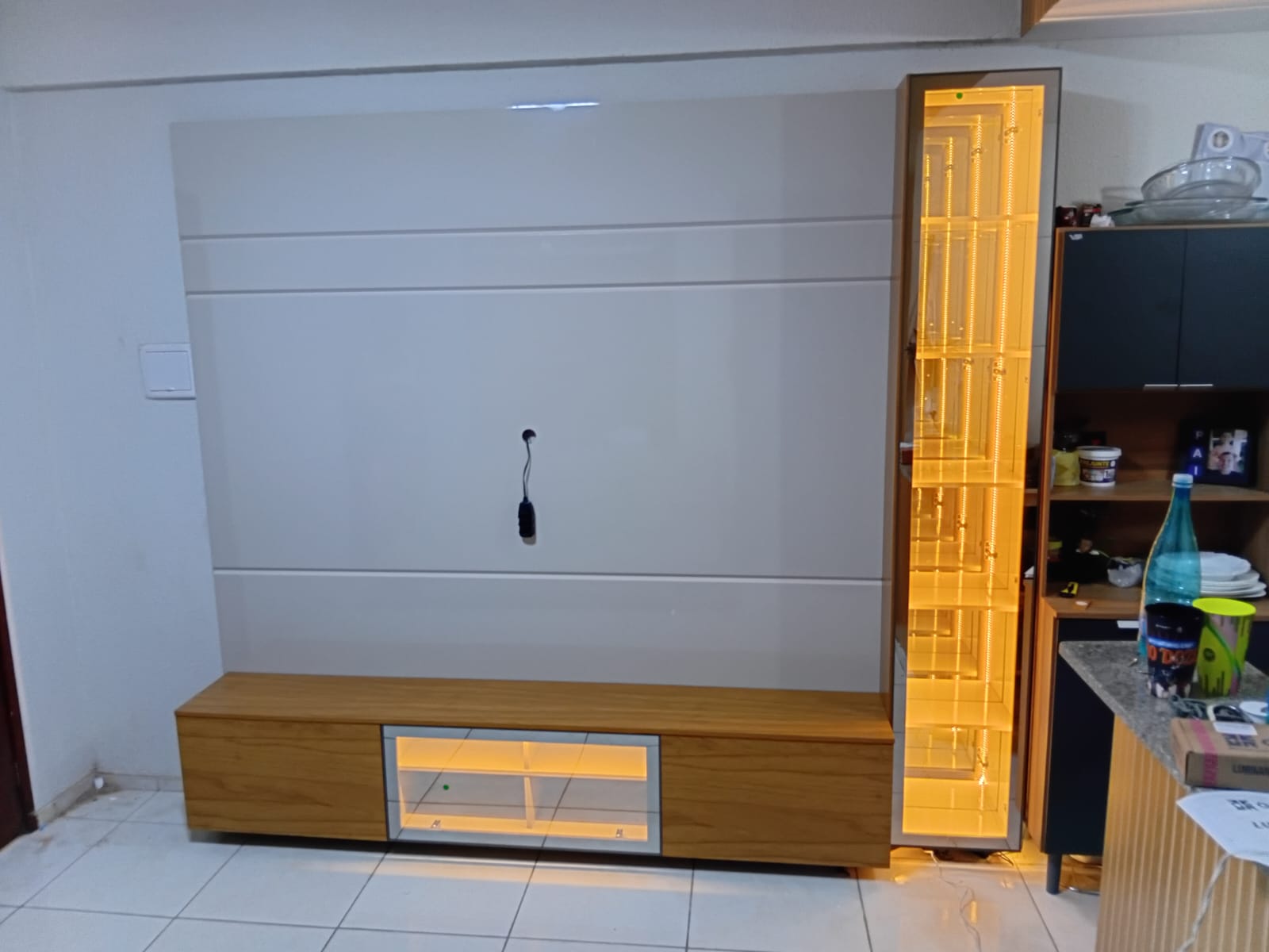 Painel e rack com iluminação em LED - Conjunto de móveis para escritório incluindo mesa, gaveteiro e estante lateral