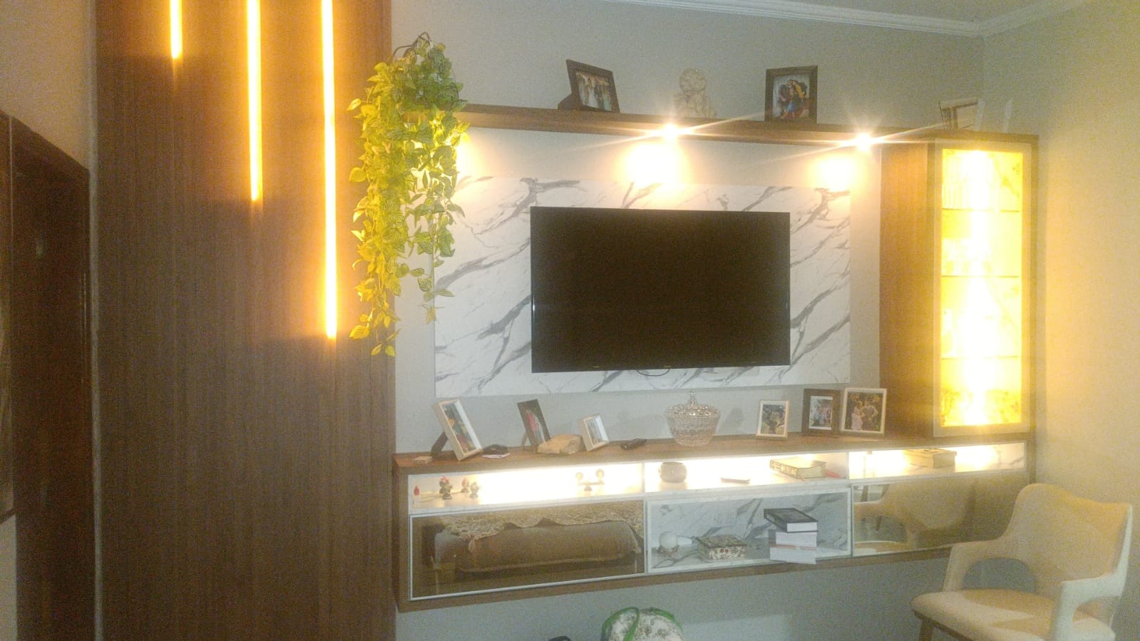 Painel com bancada e iluminação com LEDs moderno. - Montagem de guarda-roupas com portas espelhadas e sistema interno de organização