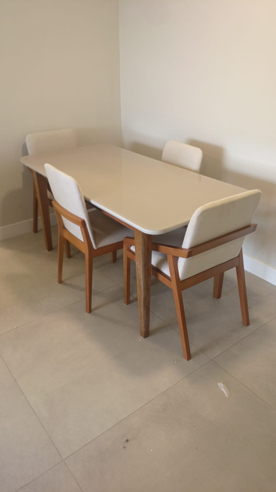 Mesa de Jantar Premium - Conjunto completo de móveis para quarto infantil incluindo cama, guarda-roupas e mesas