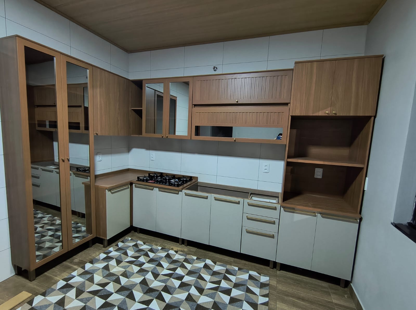 Armário de cozinha de canto - Instalação e montagem de móveis com precisão e cuidado